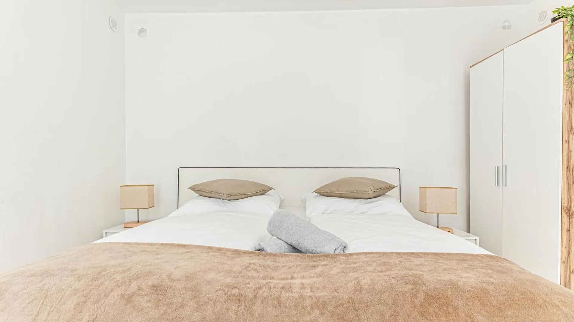 City Vibes: 1Br Apt, 10 Min To Westbahnhof Βιέννη
