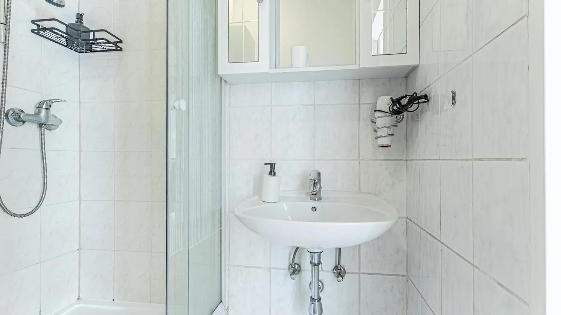 City Vibes: 1Br Apt, 10 Min To Westbahnhof Vienna Austria