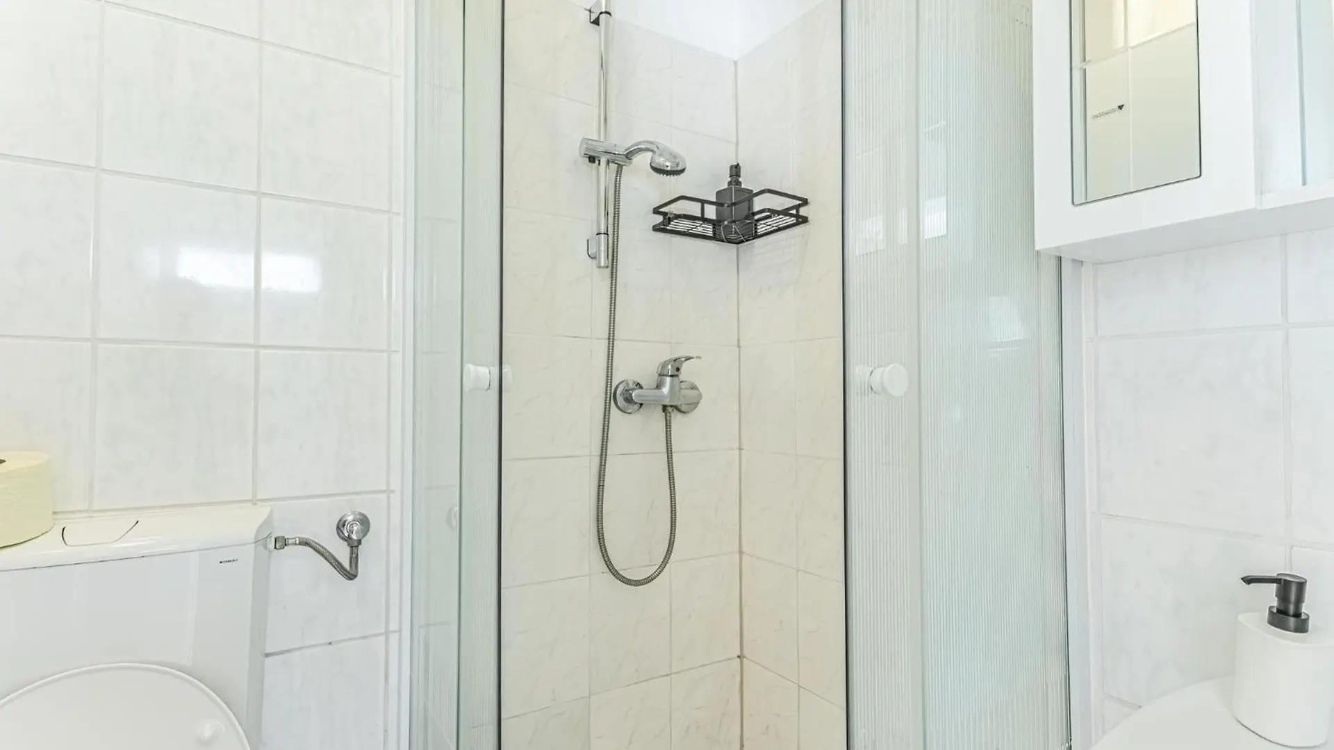 Apartment City Vibes: 1Br Apt, 10 Min To Westbahnhof Vienna Austria