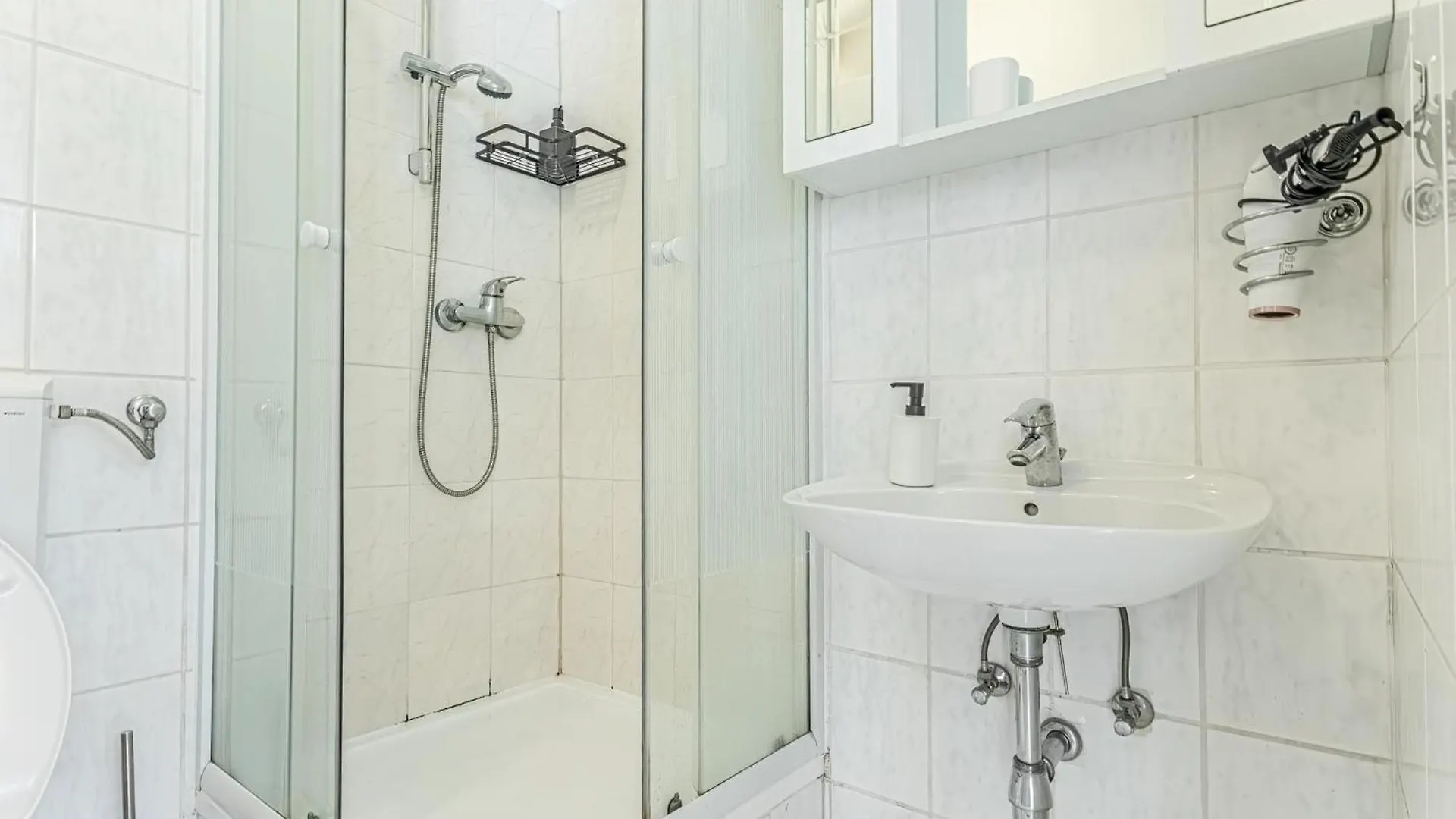 City Vibes: 1Br Apt, 10 Min To Westbahnhof Vienna Apartment