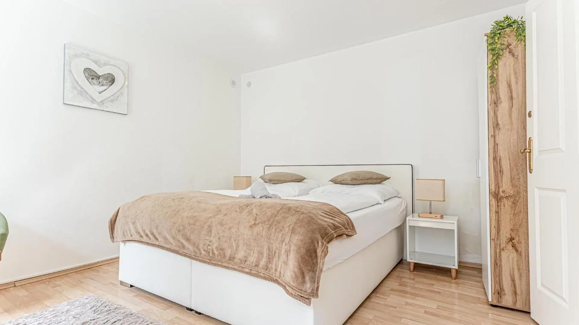 City Vibes: 1Br Apt, 10 Min To Westbahnhof Vienna 0*,