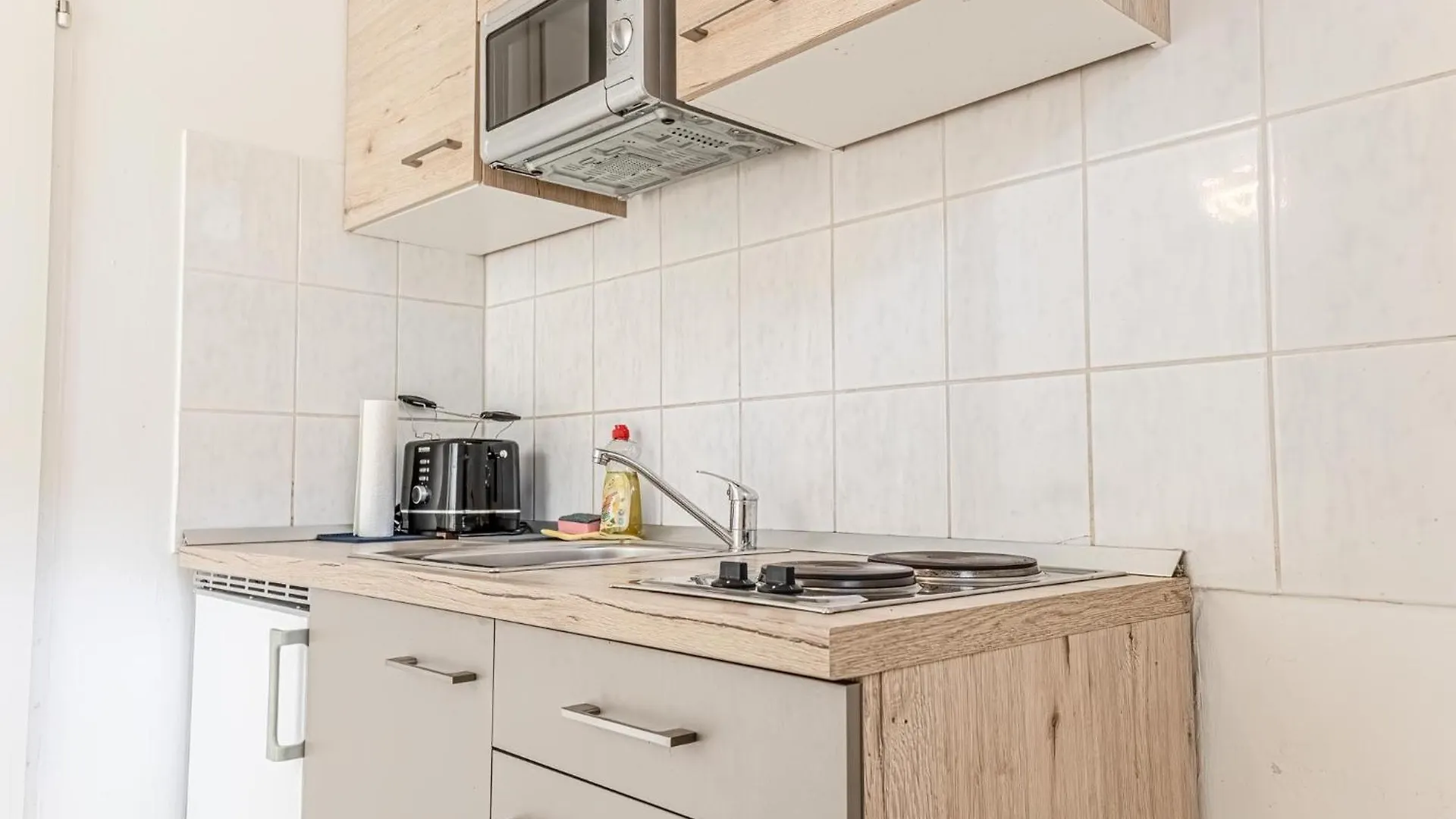 Apartment City Vibes: 1Br Apt, 10 Min To Westbahnhof Vienna Austria