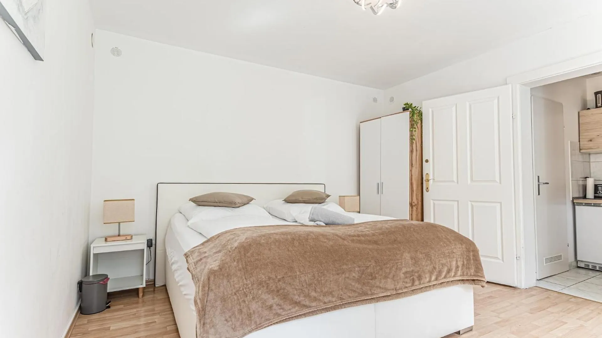 City Vibes: 1Br Apt, 10 Min To Westbahnhof Vienna Apartment