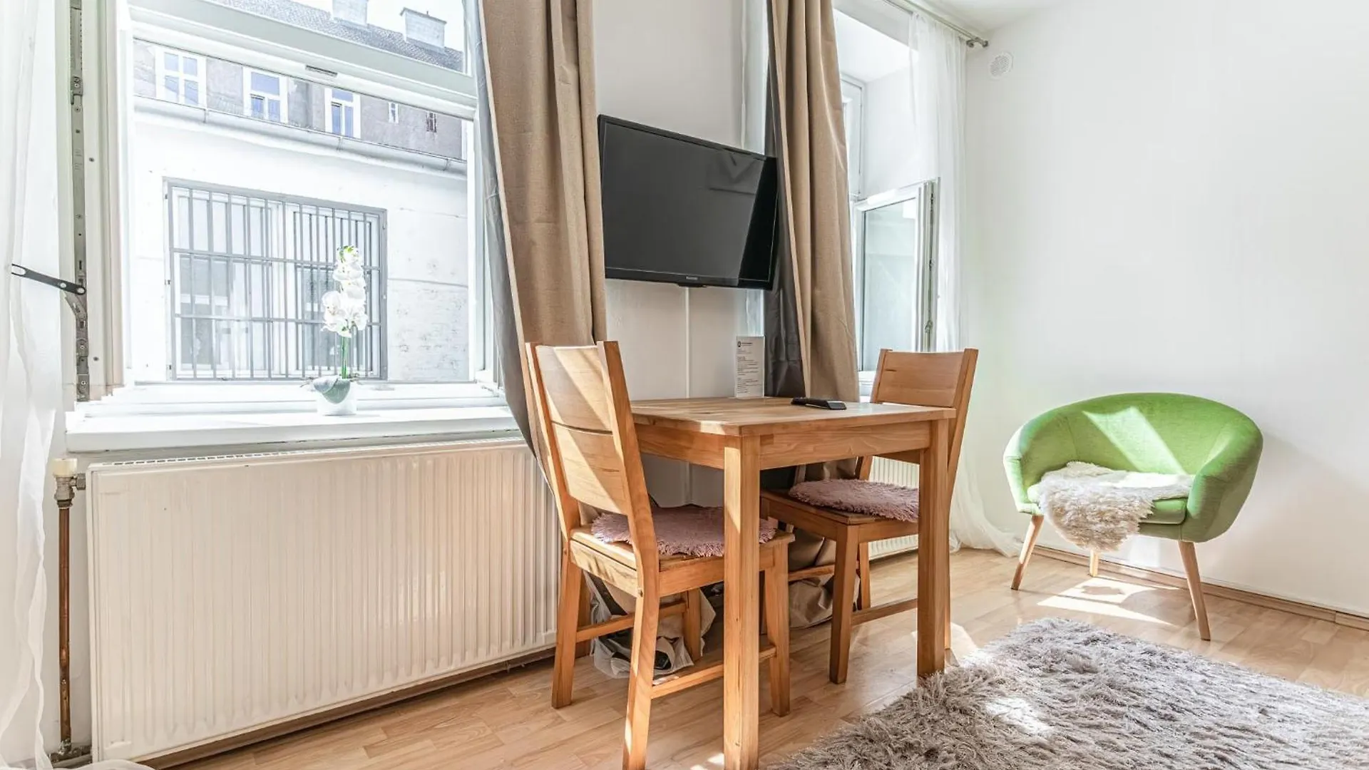 City Vibes: 1Br Apt, 10 Min To Westbahnhof Vienna 0*,  Austria