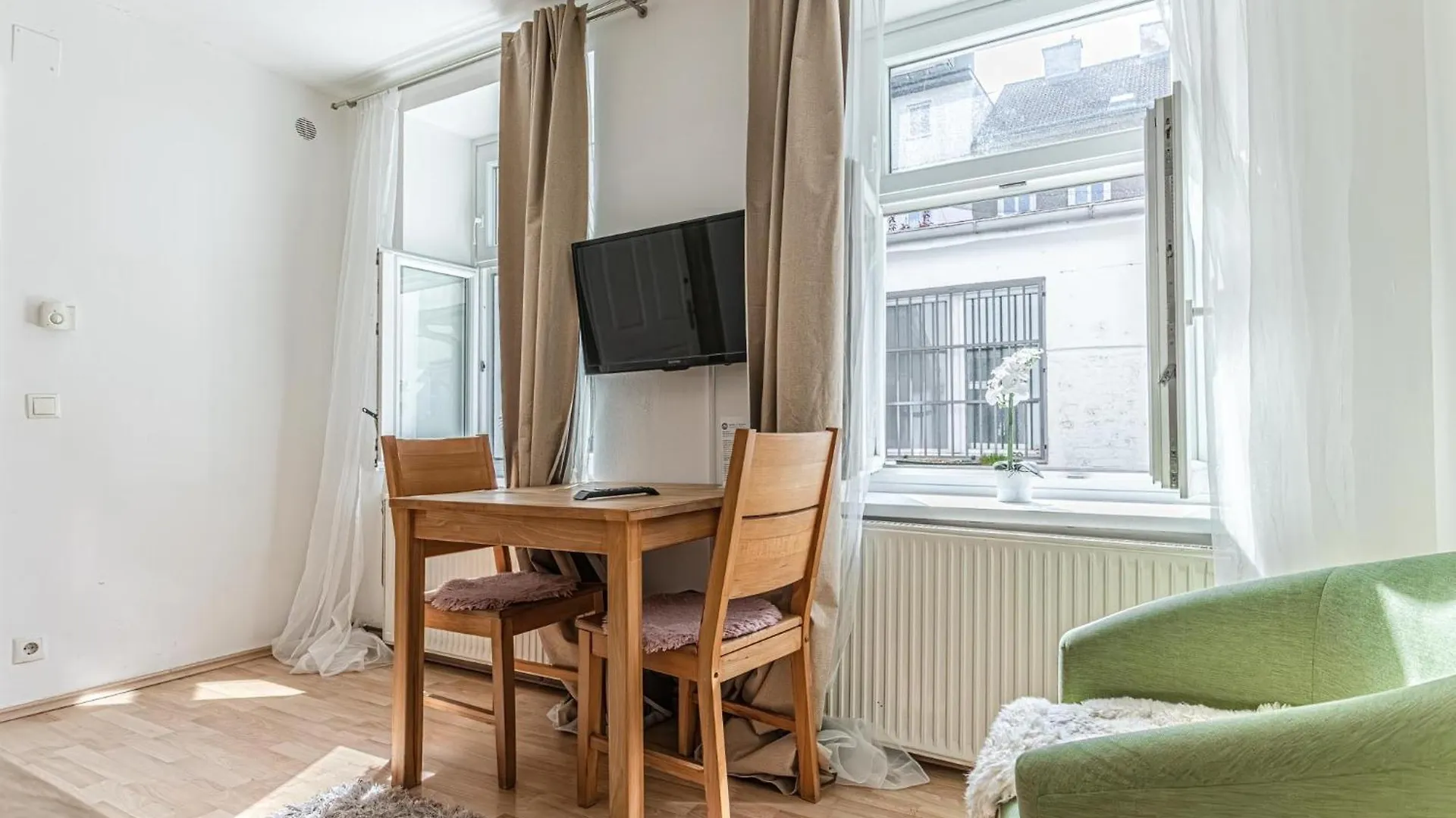 City Vibes: 1Br Apt, 10 Min To Westbahnhof Vienna Austria